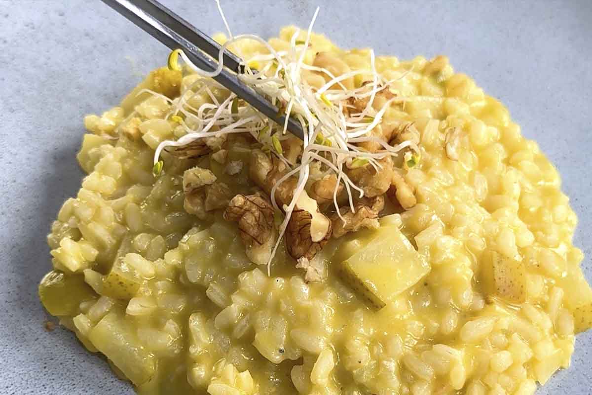 paso a paso risotto de pera y gorgonzola emplatado