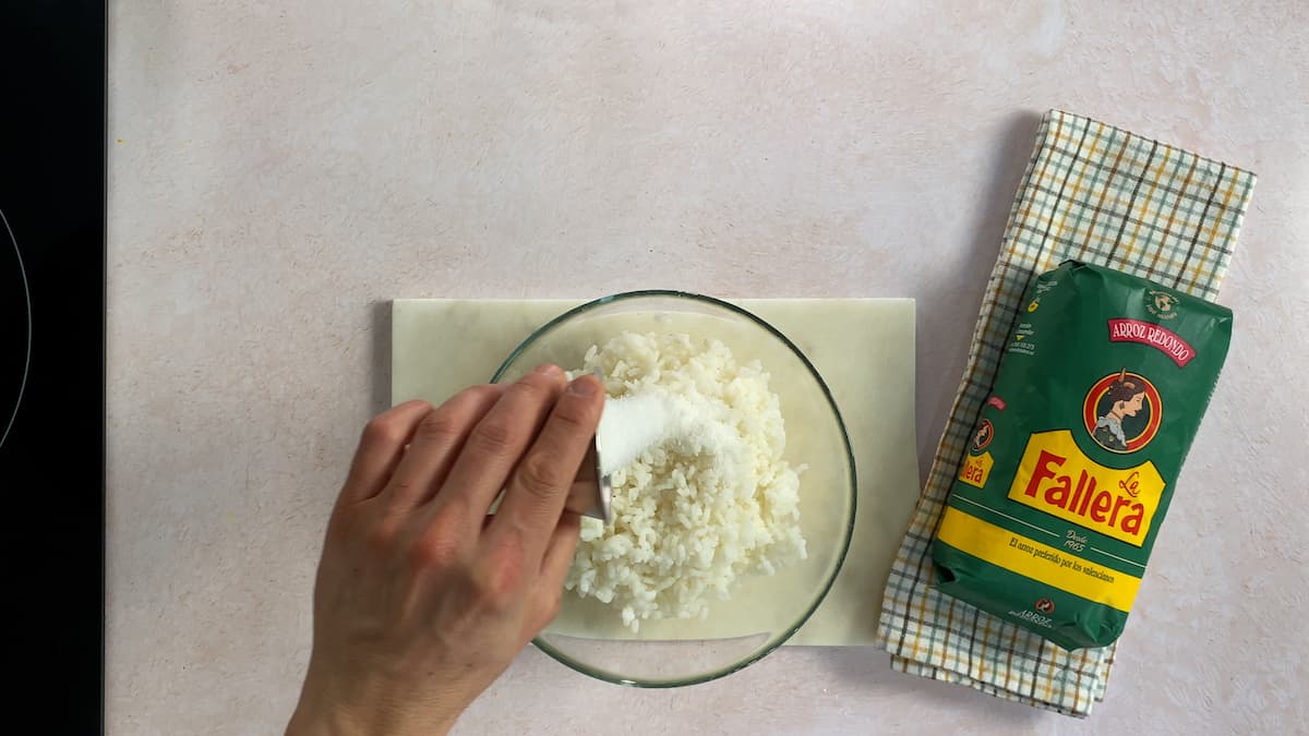 Marinar el pollo y aliñar el arroz