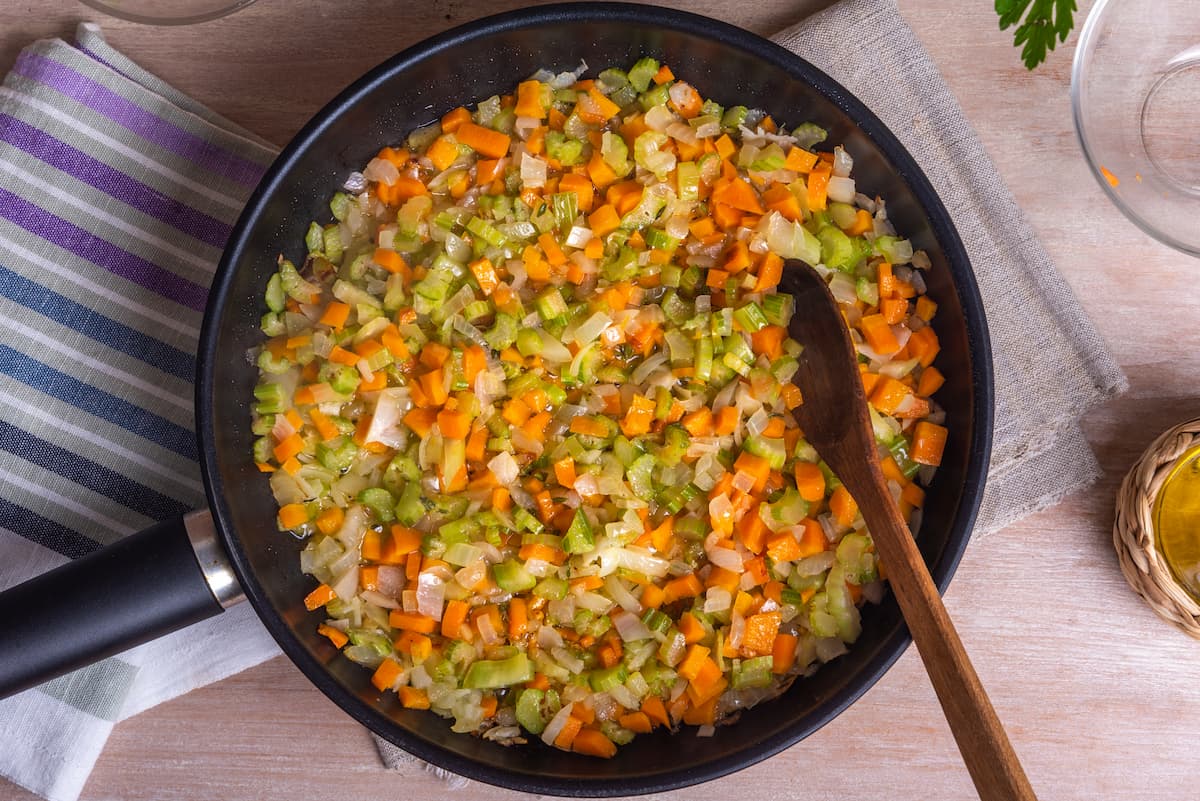 Usos del corte mirepoix en la cocina