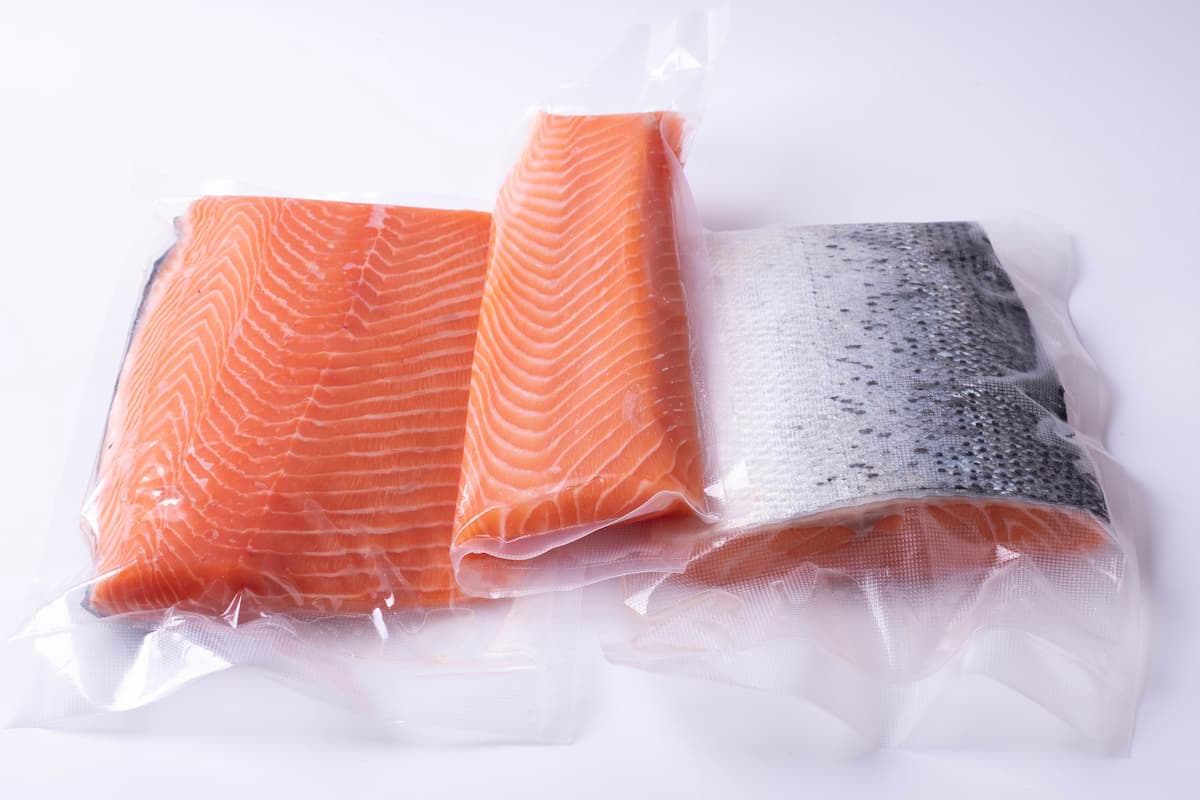¿Por qué es crucial descongelar el salmón correctamente?