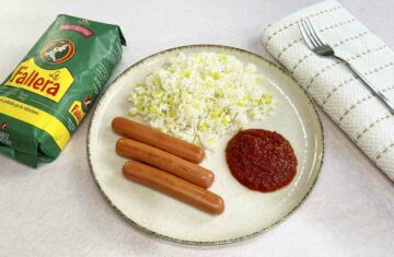 arroz con tomate y salchichas