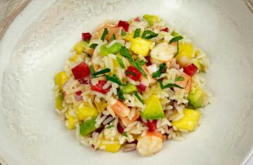 imagen receta ¡Disfruta de una ensalada de arroz con gambas o langostinos fresca, deliciosa y llena de sabor!