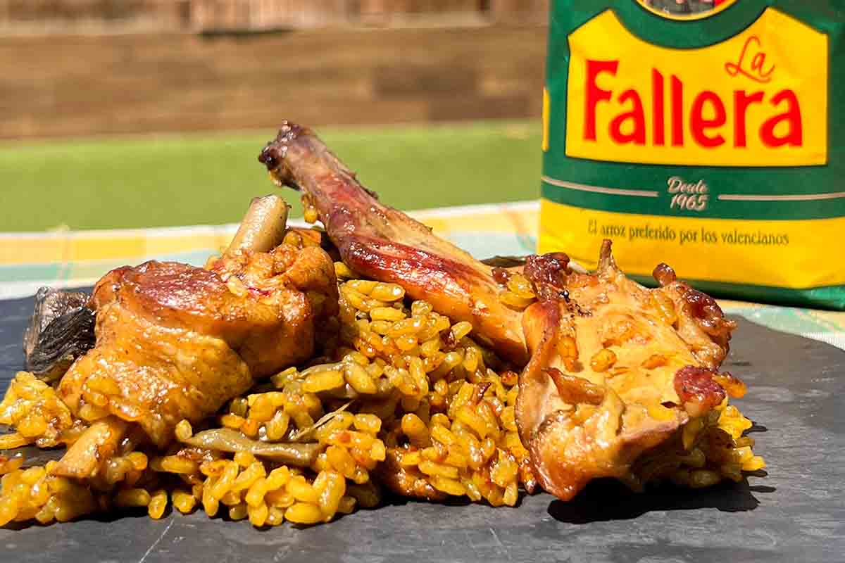 paso a paso arroz con pollo y conejo emplatado