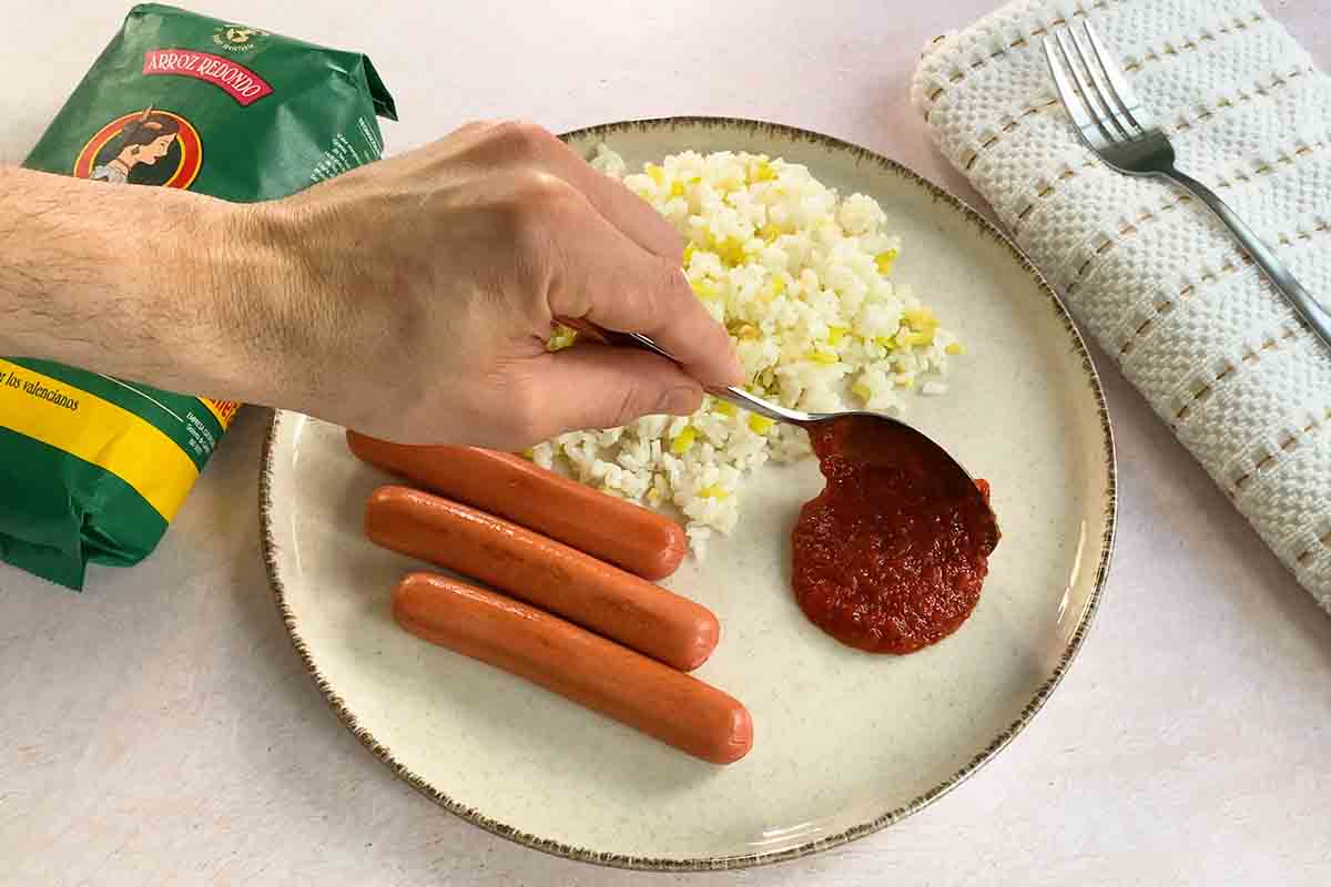 paso a paso arroz con tomate y salchichas emplatar