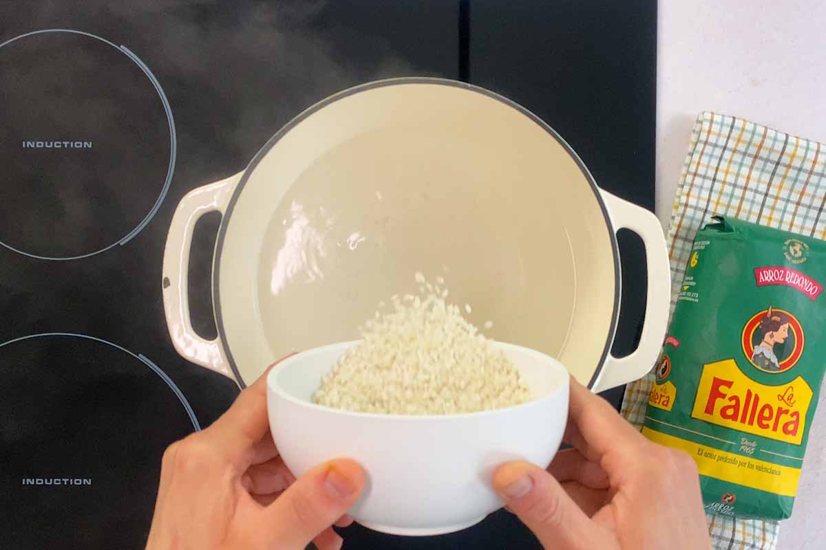 paso a paso arroz con tomate y salchichas hervir arroz