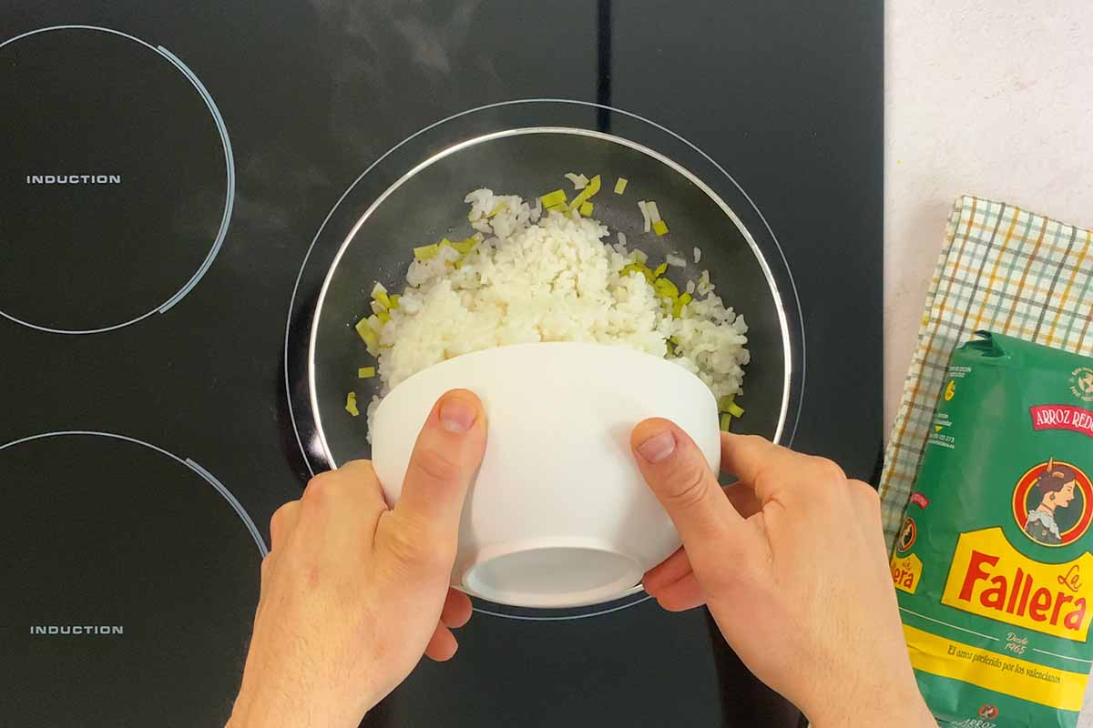 paso a paso arroz con tomate y salchichas mezclar arroz