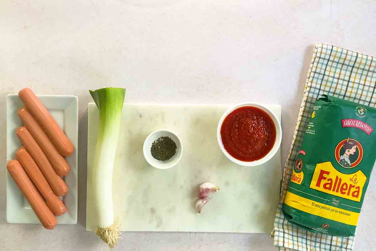 paso a paso arroz con tomate y salchichas ingredientes