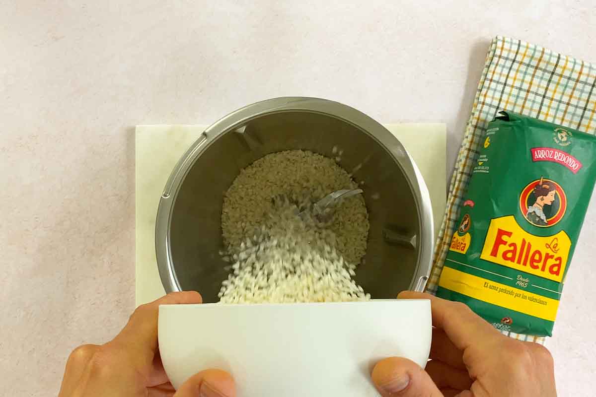 paso a paso cómo hacer harina de arroz Verter el arroz