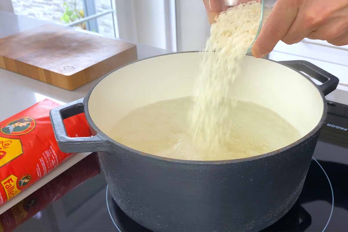 paso a paso ensalada de arroz con langostinos cocer arroz