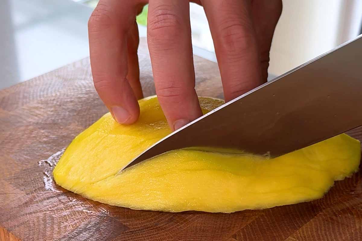 paso a paso ensalada de arroz con langostinos cortar ingredientes