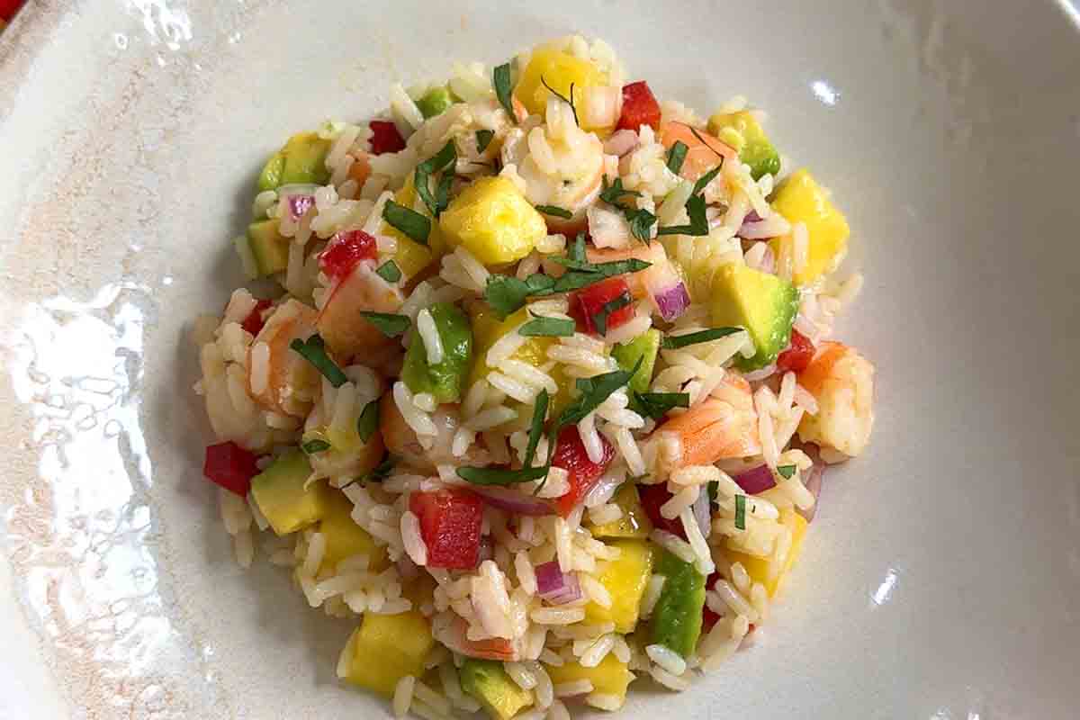 paso a paso ensalada de arroz con langostinos emplatado