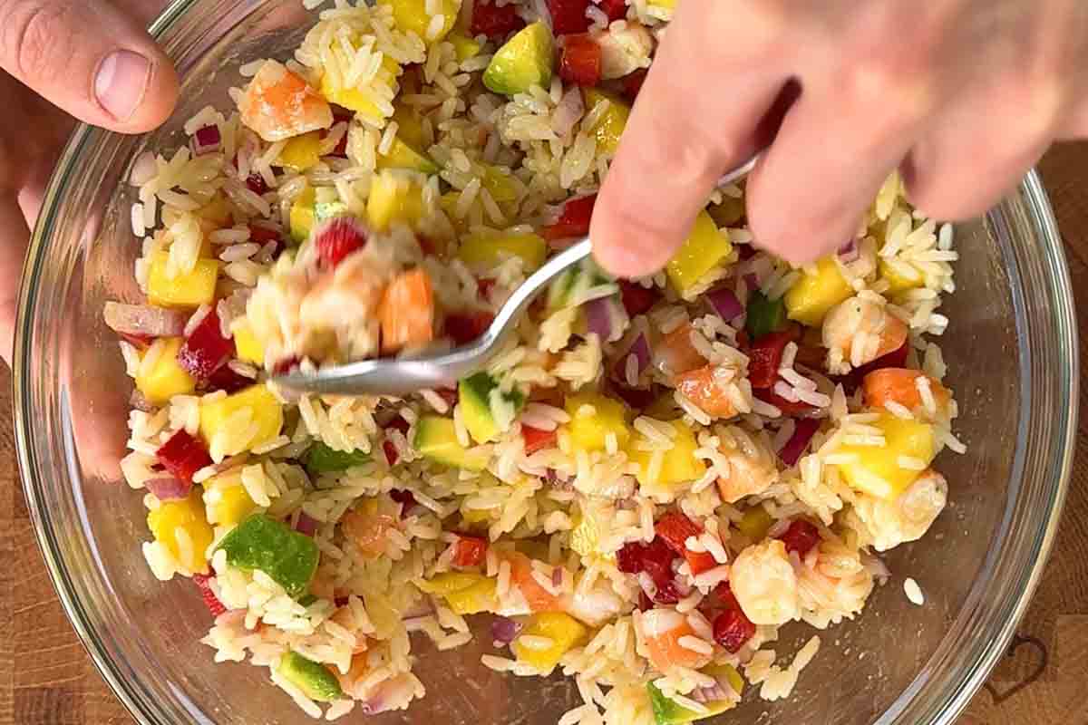 paso a paso ensalada de arroz con langostinos montaje