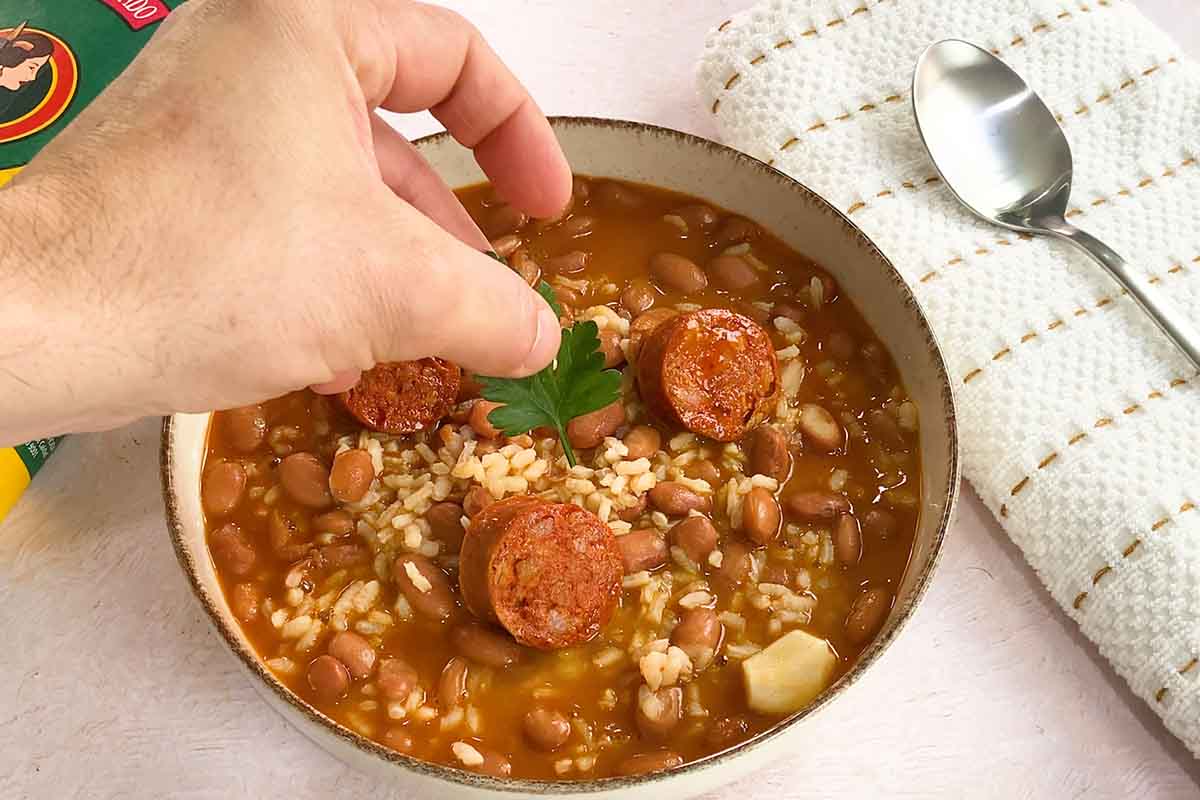 paso a paso judías pintas con chorizo emplatado
