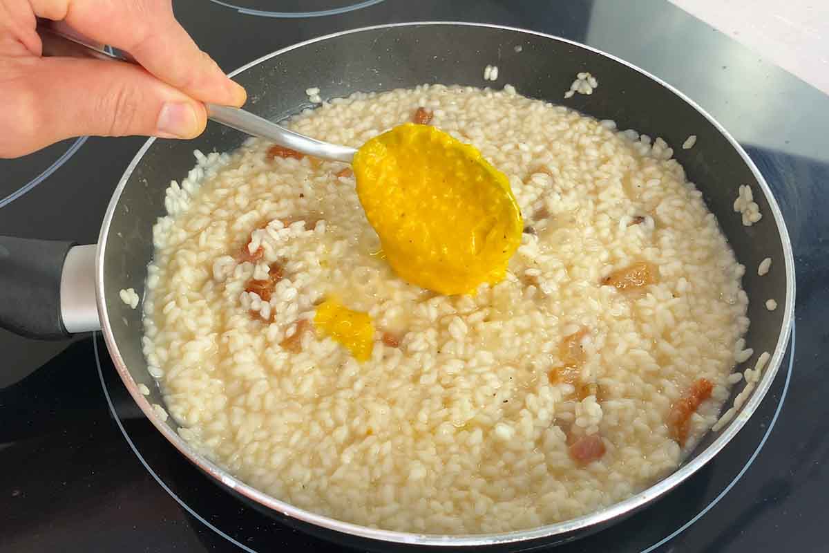 paso a paso risotto carbonara incorporar al arroz