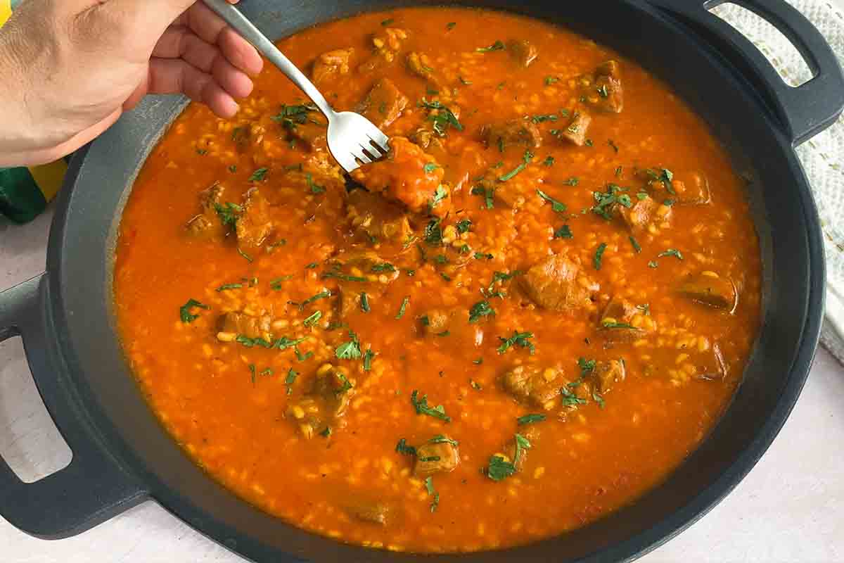 paso a paso arroz con carne guisada EMPLATADO