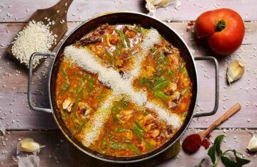 por qué se echa arroz en cruz paella