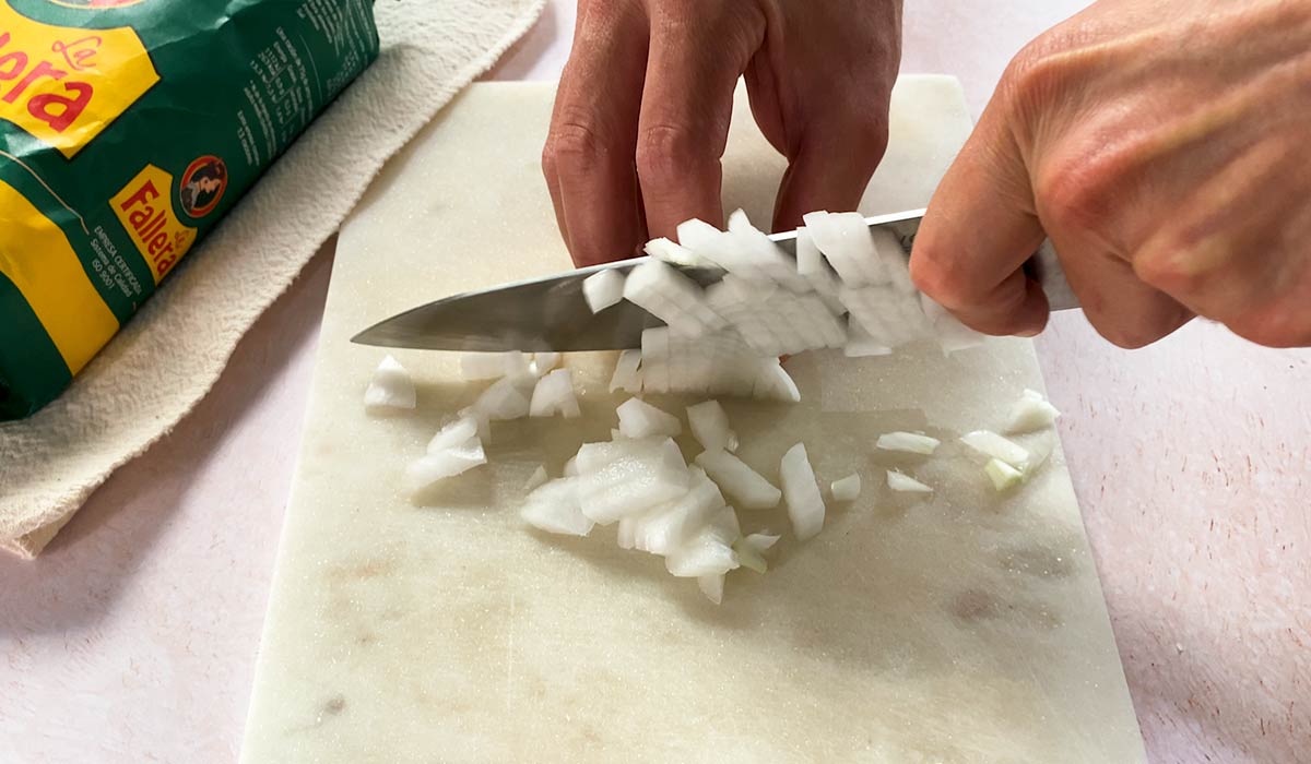picar cebolla para arroz con azafrán