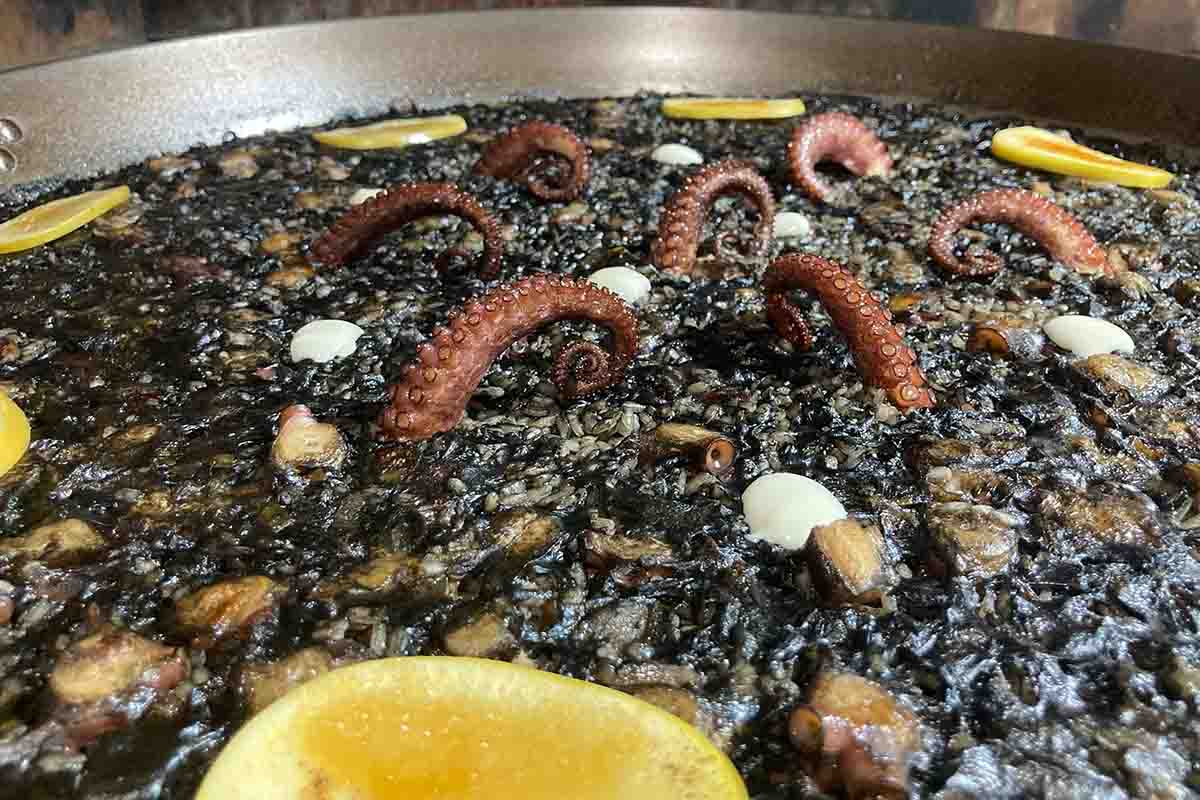 paso a paso arroz con pulpo emplatado