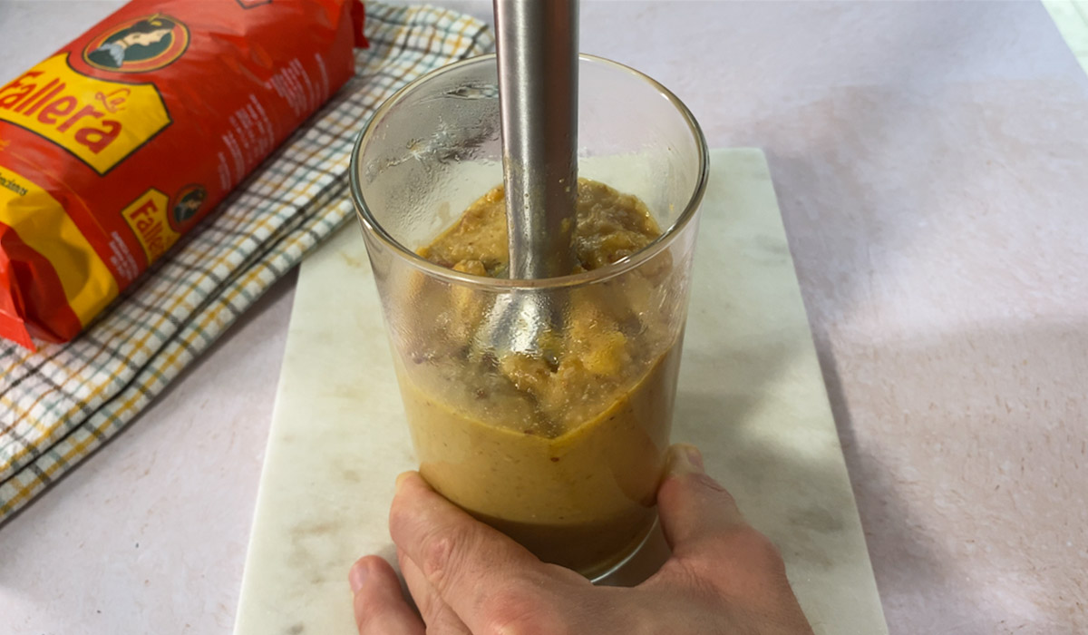 Batir ingredientes para ají de gallina