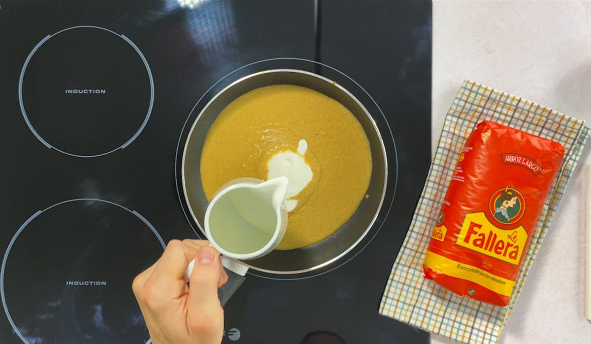Incorporar crema batida a ají de gallina