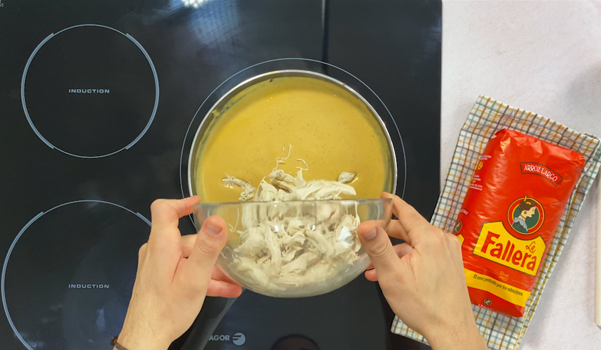 Incorporar pollo deshilachado a ají de gallina