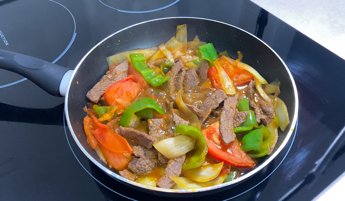 Reincorporar carne a lomo saltado