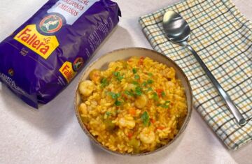 Presentación de arroz meloso con gambas