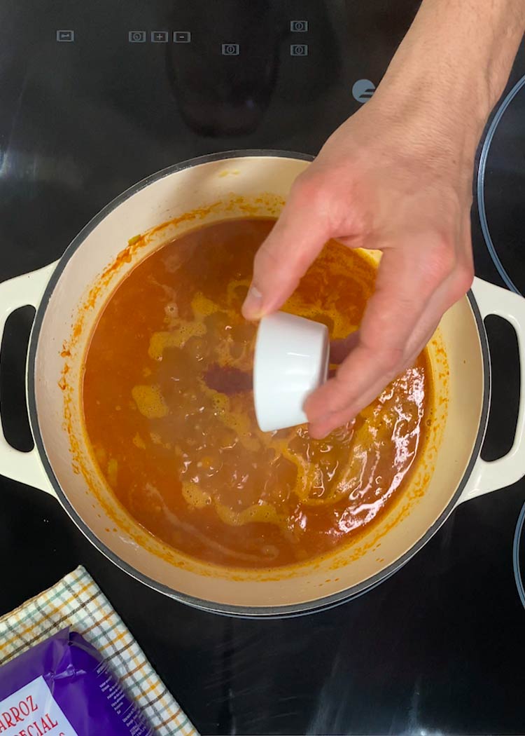 Caldo y azafrán en arroz caldoso con gambas