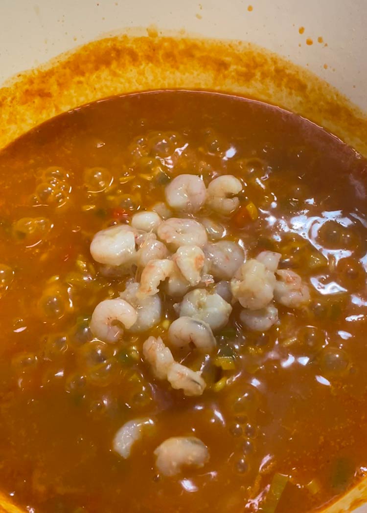 Reincorporar gambas a arroz caldoso con gambas