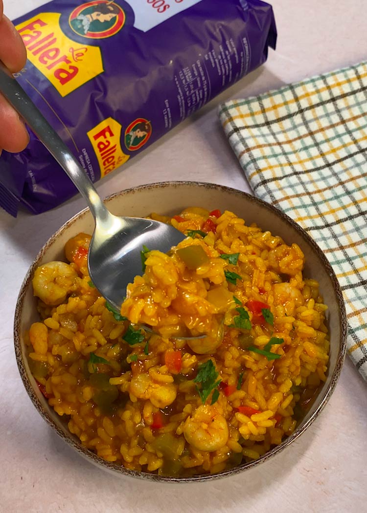 Presentación de arroz caldoso con gambas