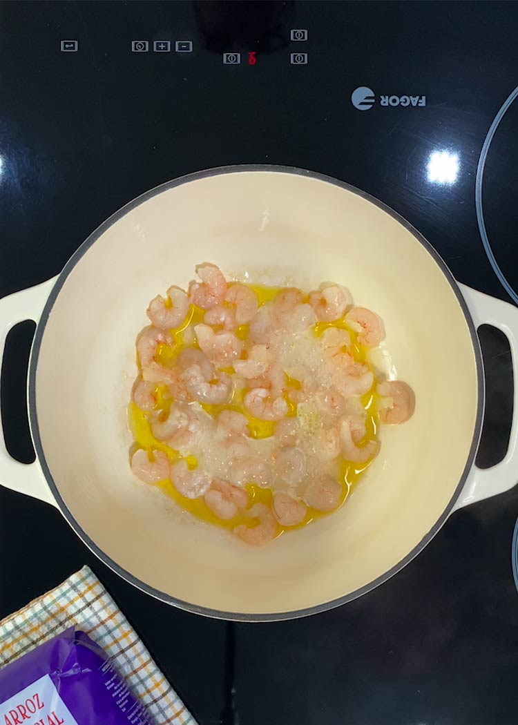 Cocinar gambas en arroz caldoso con gambas