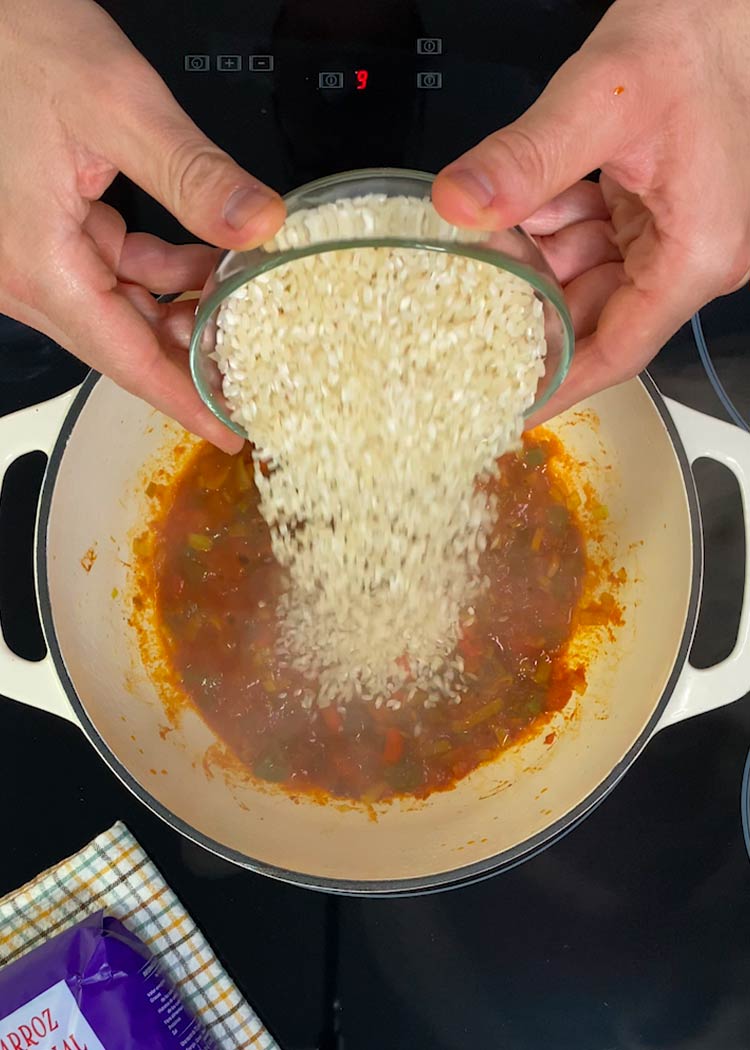 Desglaras y añadir arroz a arroz caldoso con gambas