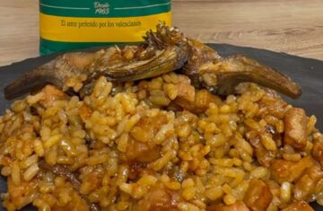Presentación de arroz con carne de cerdo