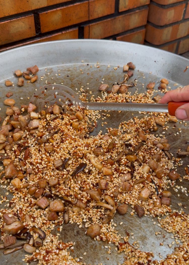 Mezclar de nuevo los ingredientes en arroz con carne de cerdo