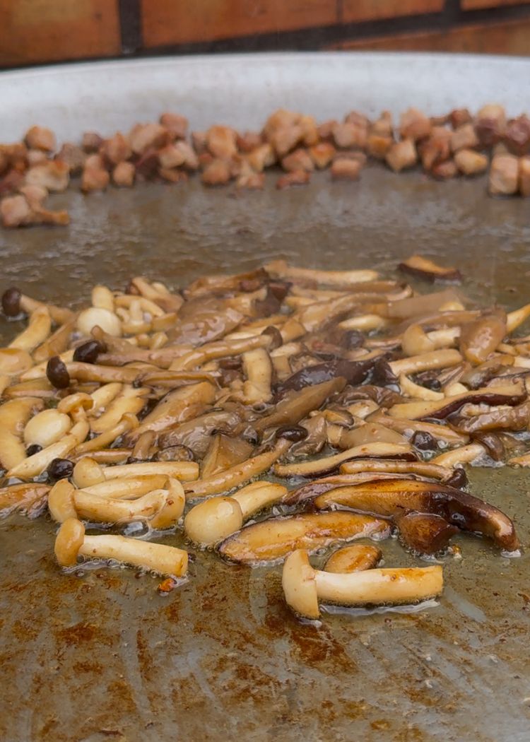 Sofreír setas en arroz con carne de cerdo