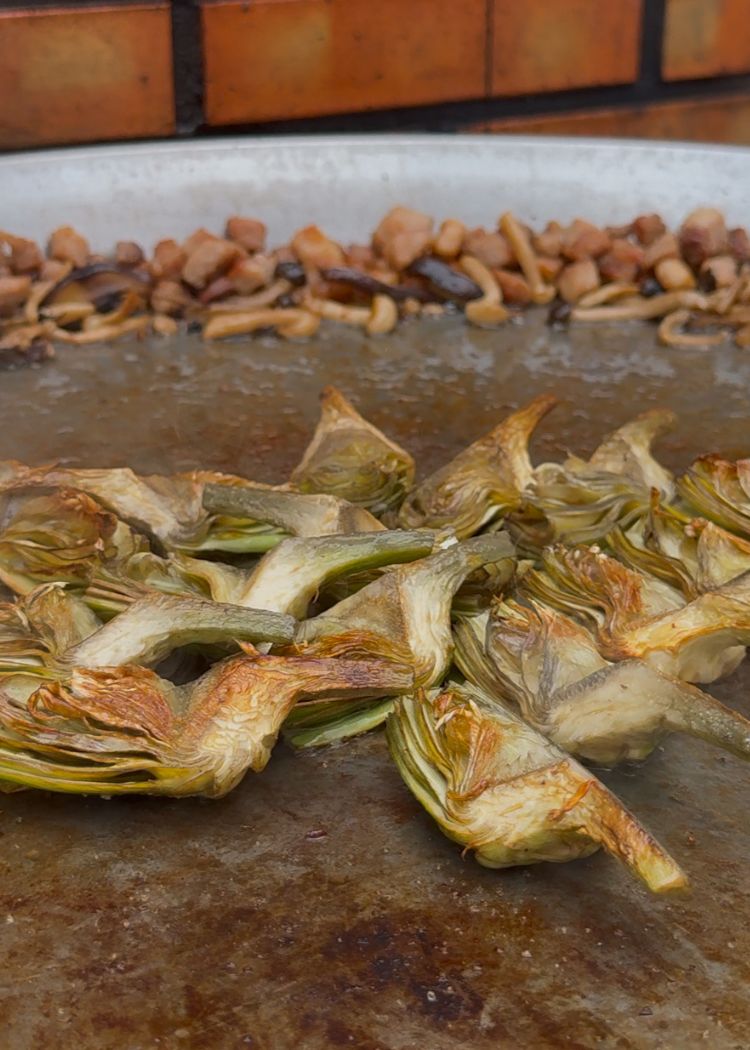 Cocinar alcachofas para arroz con carne de cerdo