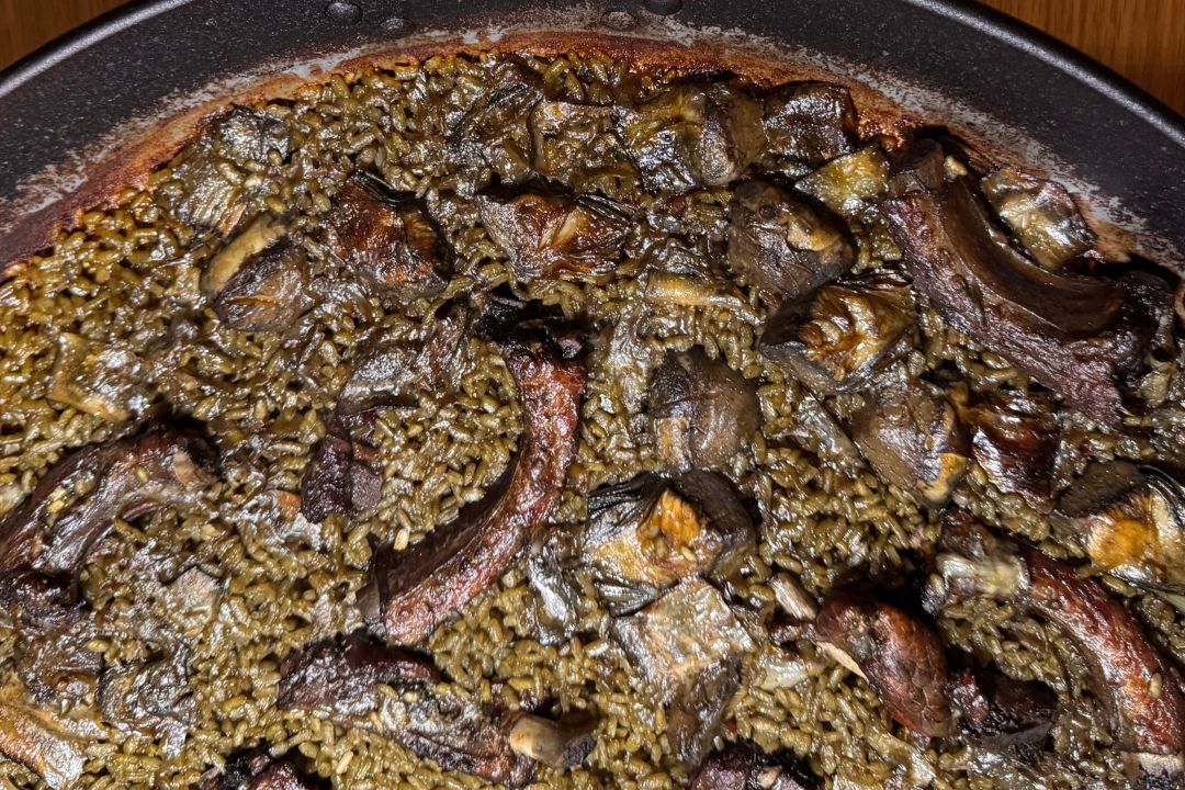 Portada de paella de costillas y alcachofas