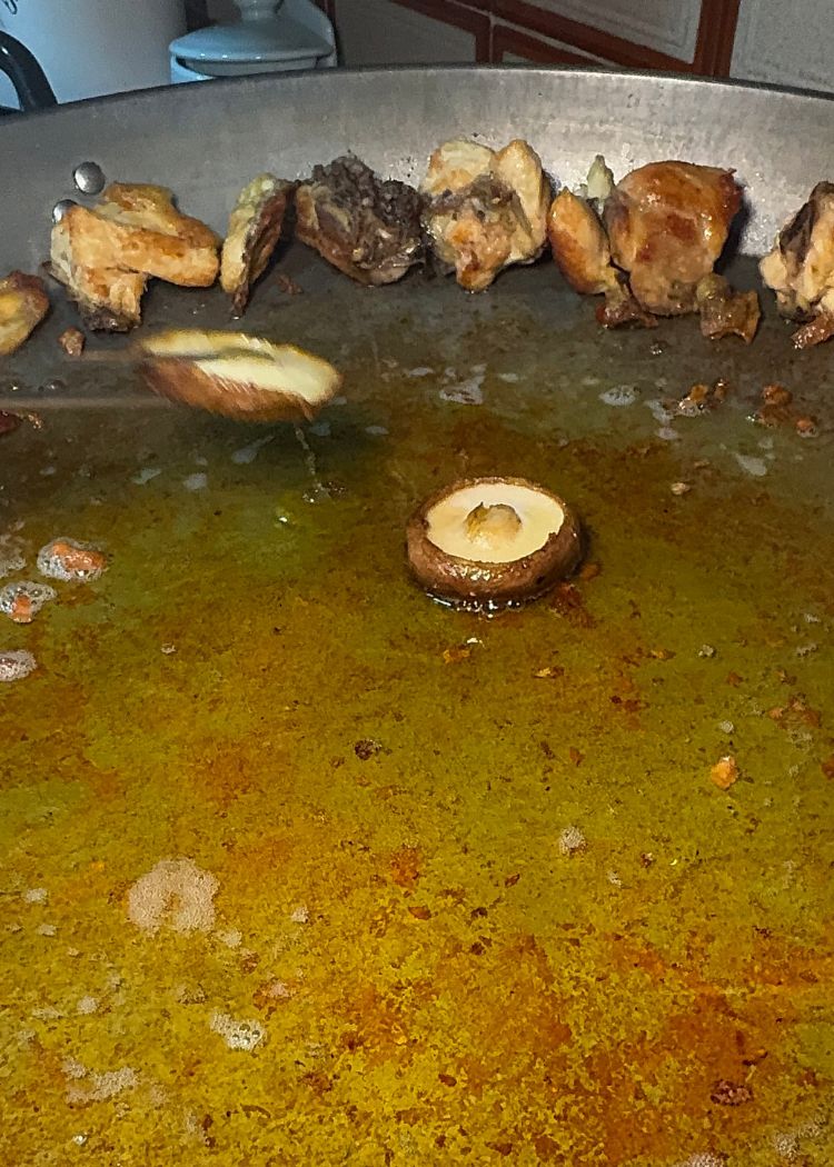 Pollo y shitake en paella de pollo y verduras