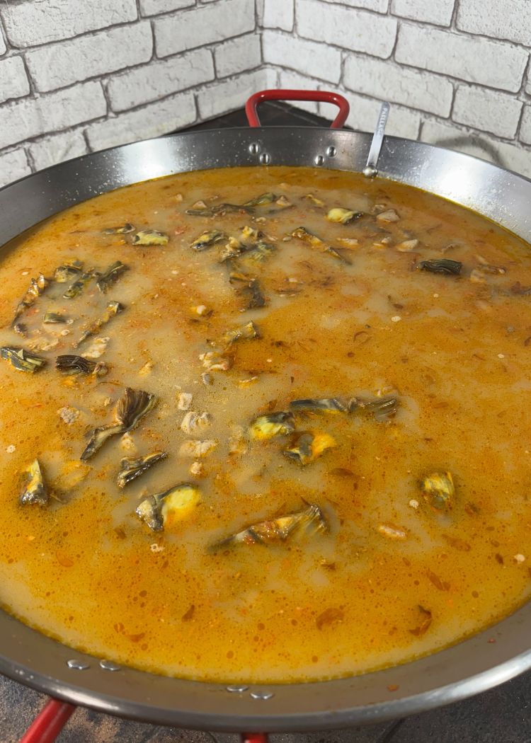 Verter caldo en arroz con alcachofas y Secreto