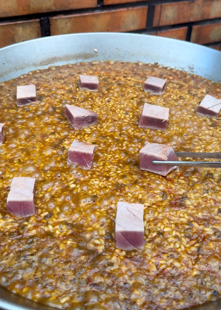 Presentación de arroz con bonito