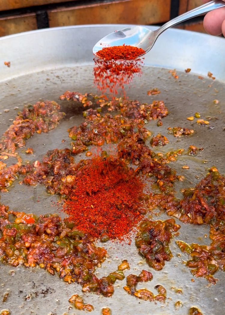 Añadir pimentón a arroz con bonito