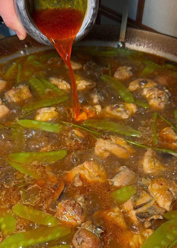 Caldo y azafrán a paella de pollo y verduras