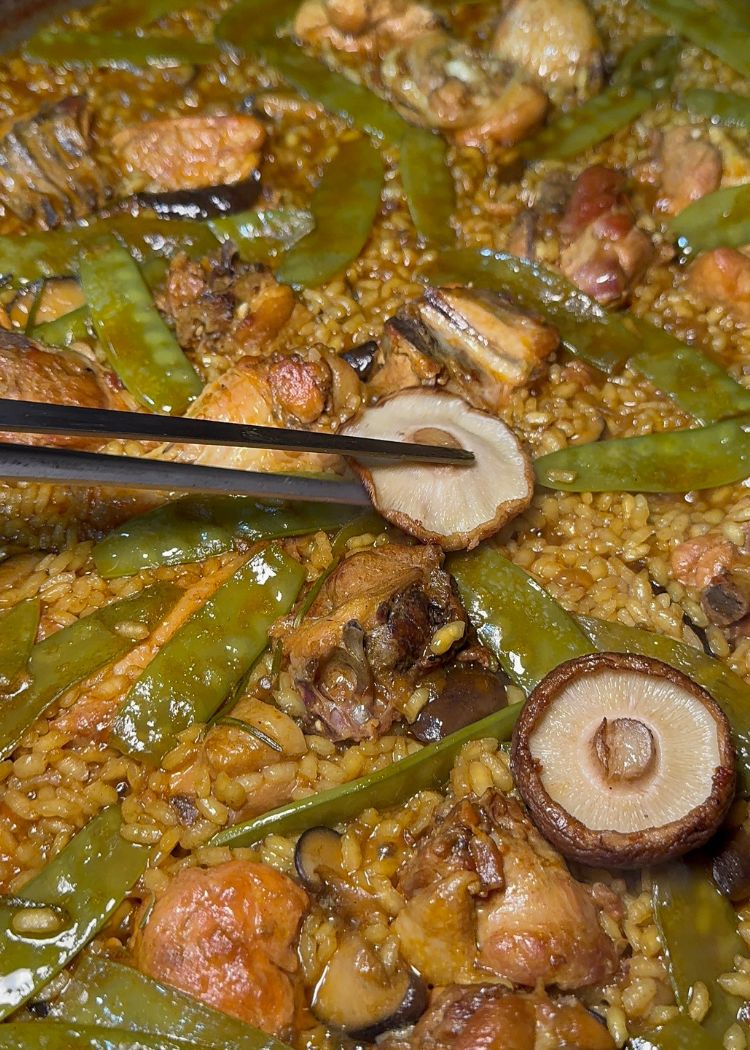 Añadir shitake a paella de pollo y verduras