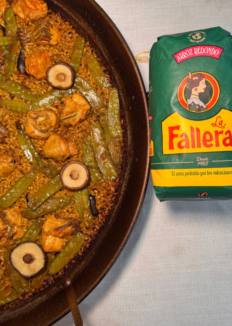 Presentación de paella de pollo y verduras
