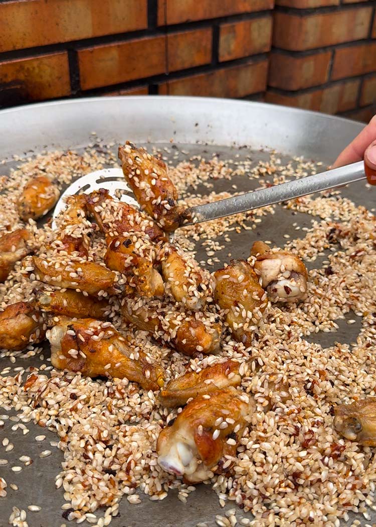 Incorporar arroz y alitas para arroz con alitas de pollo