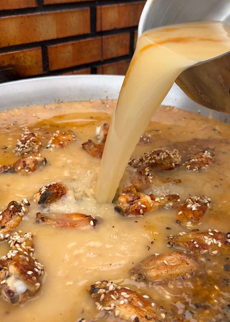 Verter caldo en arroz con alitas de pollo