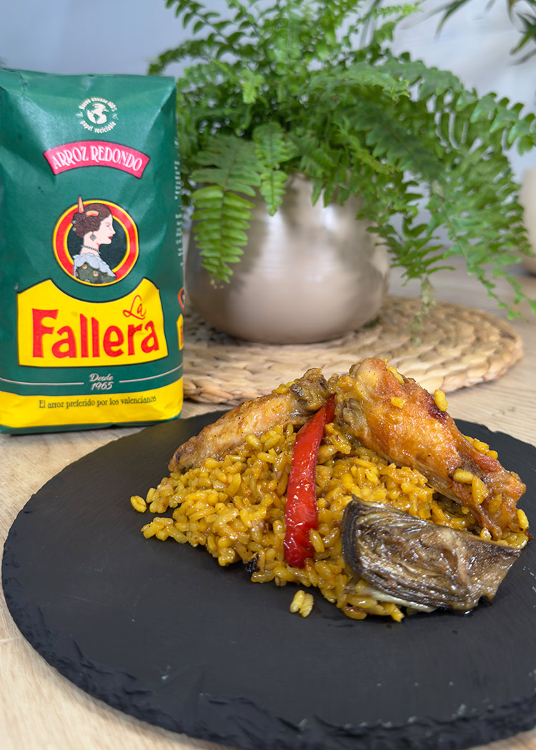 Presentación de arroz con alitas de pollo