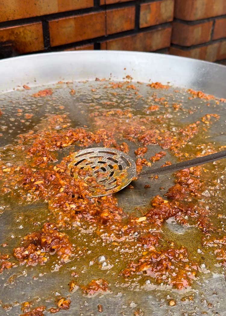Cocinar ajo y tomate en arroz con alitas de pollo