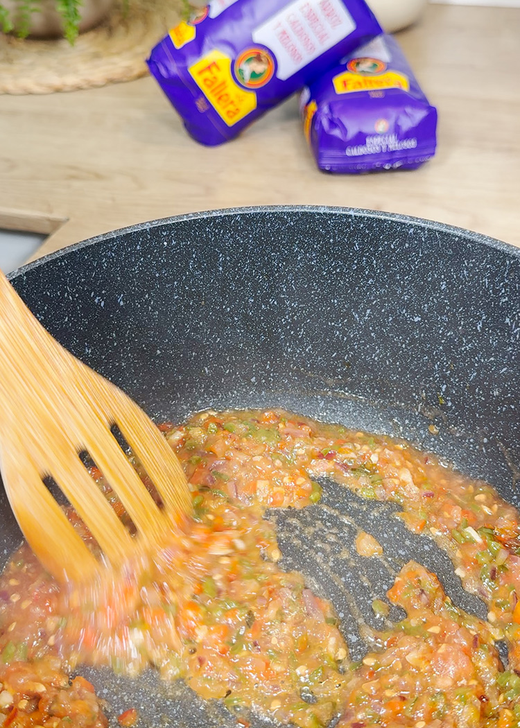 Añadir ajo y tomate rallado a Arroz con mejillones