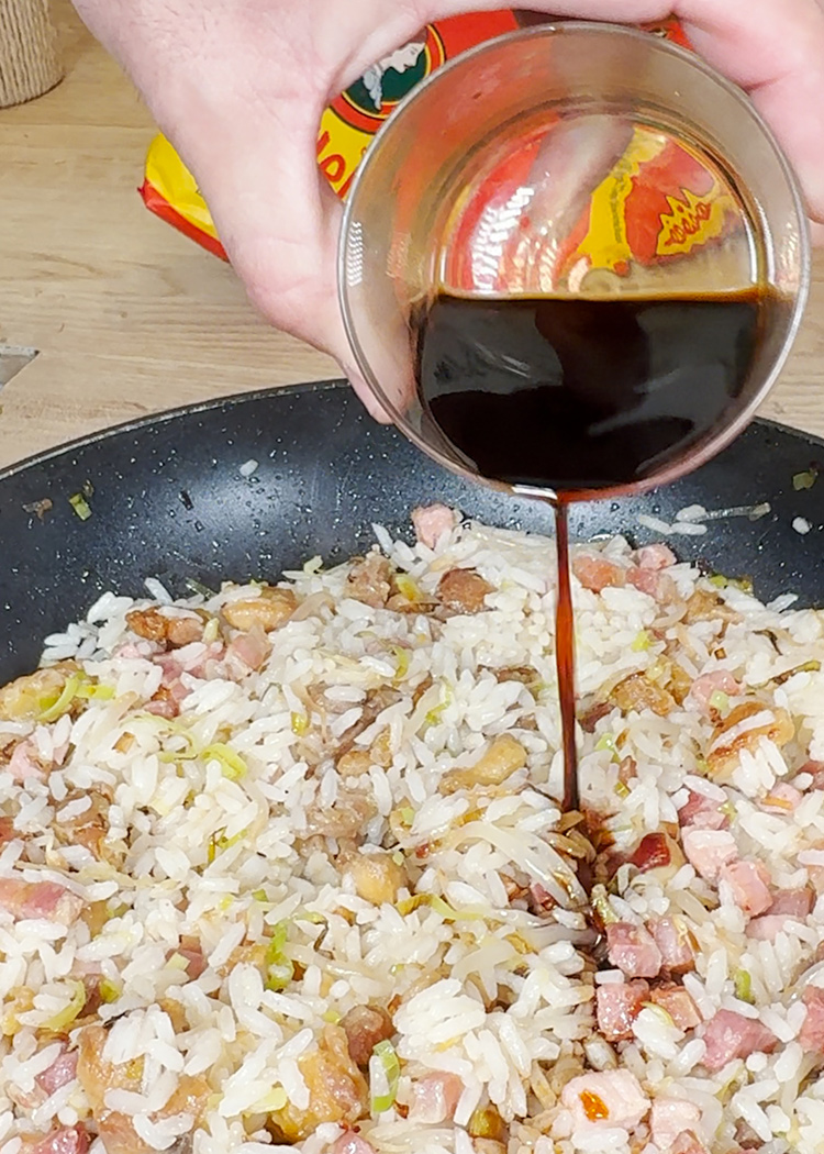 Vierte salsa de soja a Arroz chino venezolano